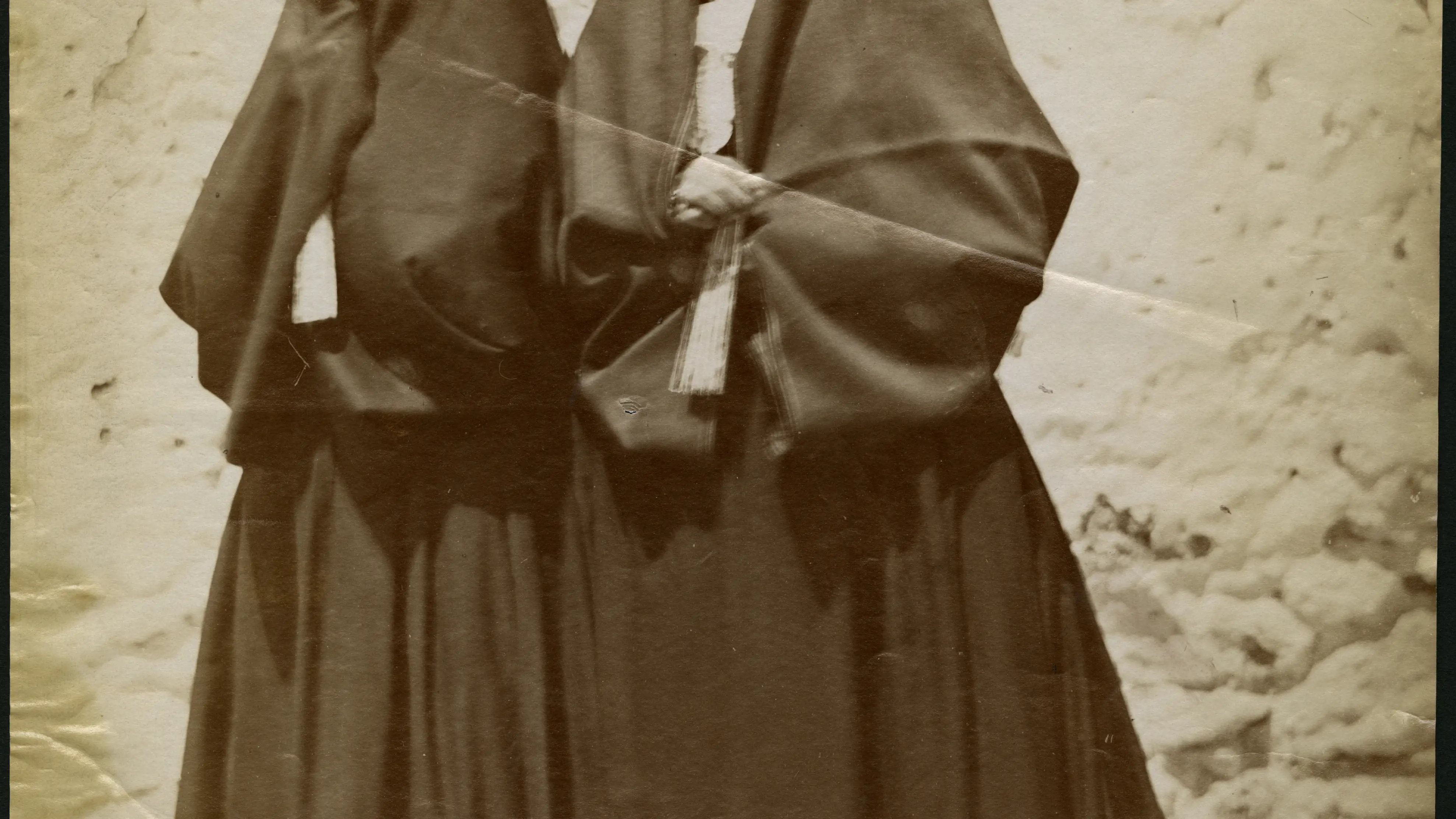 Dos mujeres en Vejer, Cádiz, captadas por la cámara de Laurent