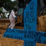 Varias personas asisten al funeral de una víctima de la covid-19 en el Cementerio de Nossa Senhora Aparecida, en Manaos, Amazonas