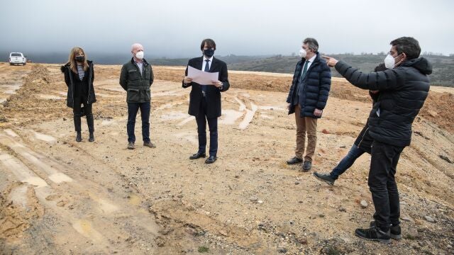 El consejero de Fomento y Medio Ambiente, Juan Carlos Suárez-Quiñones, presenta el proyecto y visita los terrenos donde se ubicará la nueva base de helicópteros del servicio de lucha contra incendios forestales en Oterico, localidad perteneciente al municipio leonés de Riello. Le acompañan, entre otras autoridades, el alcalde del municipio, Manuel Rodríguez; el delegado territorial de la Junta, Juan Martínez Majo y la diputada Ana María Arias