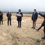 El consejero de Fomento y Medio Ambiente, Juan Carlos Suárez-Quiñones, presenta el proyecto y visita los terrenos donde se ubicará la nueva base de helicópteros del servicio de lucha contra incendios forestales en Oterico, localidad perteneciente al municipio leonés de Riello. Le acompañan, entre otras autoridades, el alcalde del municipio, Manuel Rodríguez; el delegado territorial de la Junta, Juan Martínez Majo y la diputada Ana María Arias