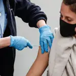 Una joven participa en el inicio de la vacunación masiva en Illunbe, donde han comenzado a inocularse vacunas contra la covid-19 a profesionales esenciales y menores de 55 años. EFE/Juan Herrero.