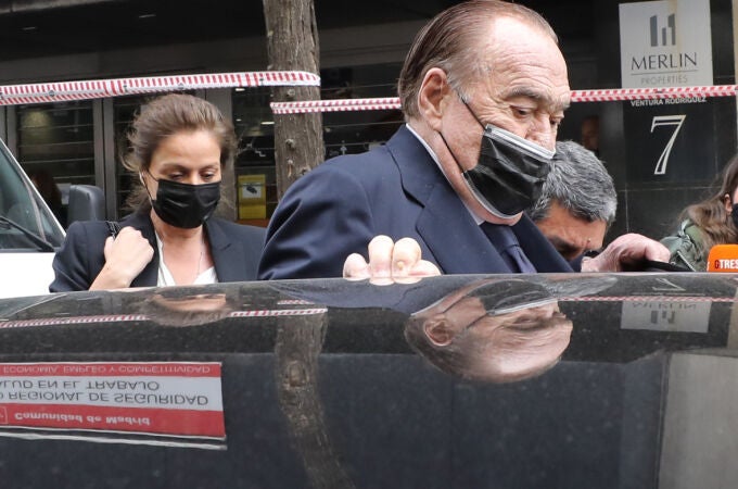 Fernando Fernández Tapias entra en su coche tras la sesión del juicio.