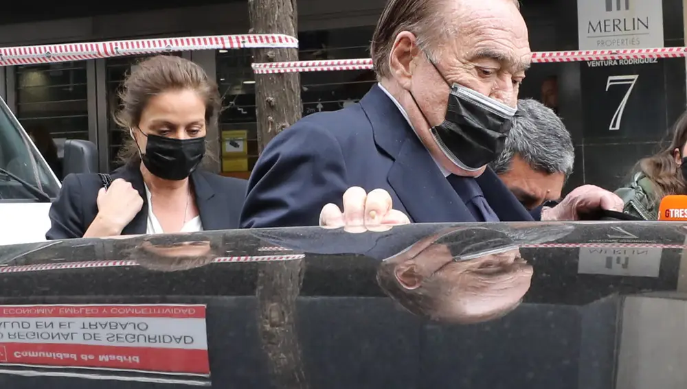Fernando Fernández Tapias entra en su coche tras la sesión del juicio.