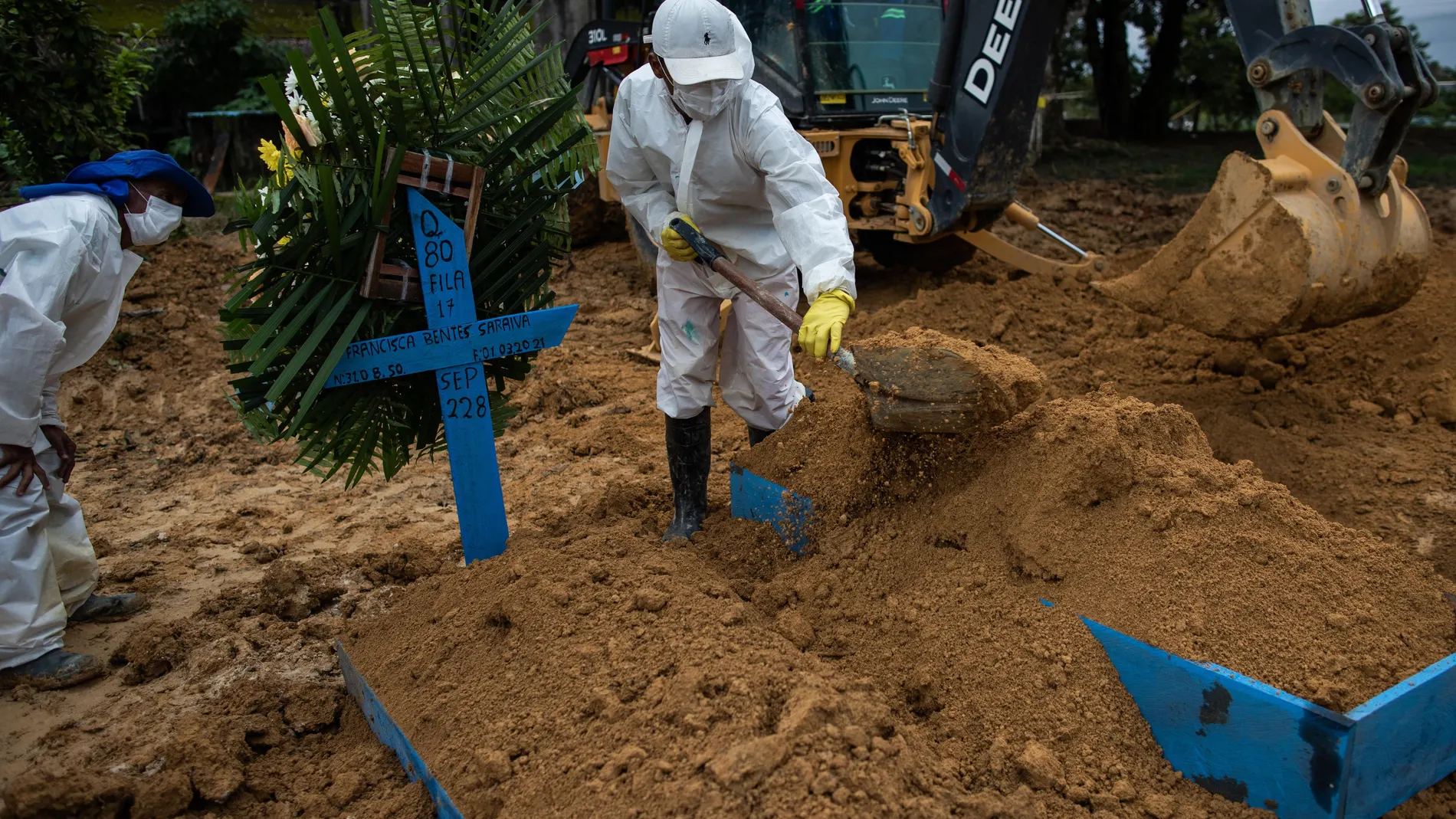 BRA300. MANAOS (BRASIL),26/02/2021.- VArias personas asisten al funeral de una víctima de la covid-19 en el Cementerio de Nossa Senhora Aparecida, en Manaos, Amazonas, Brasil, el 1 de marzo de 2021. La variante brasileña de la covid-19, bautizada como P.1, podría tener una carga viral hasta diez veces más elevada y es capaz de evadir el sistema inmune de aquellas personas que ya tenían anticuerpos contra el coronavirus, revelan dos estudios preliminares realizado por investigadores brasileños e ingleses. EFE / RAPHAEL ALVES