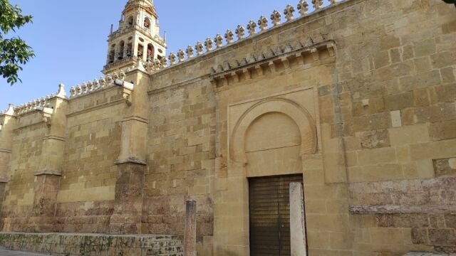 Una de las puertas de acceso a la Mezquita de Córdoba. EUROPA PRESS