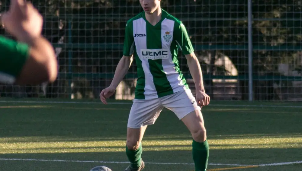 El joven Sergio García de Castro durante un partido con su equipo de fútbol, el CD Betis de Valladolid