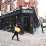 Reino Unido plantea que los pubs exijan certificados de vacunas para entrar
