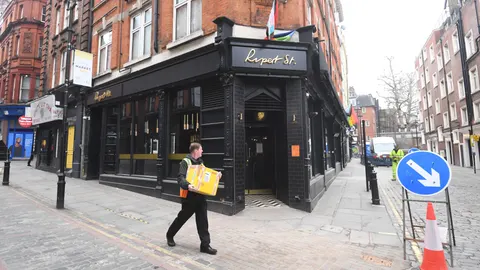 Reino Unido plantea que los pubs exijan certificados de vacunas para entrar