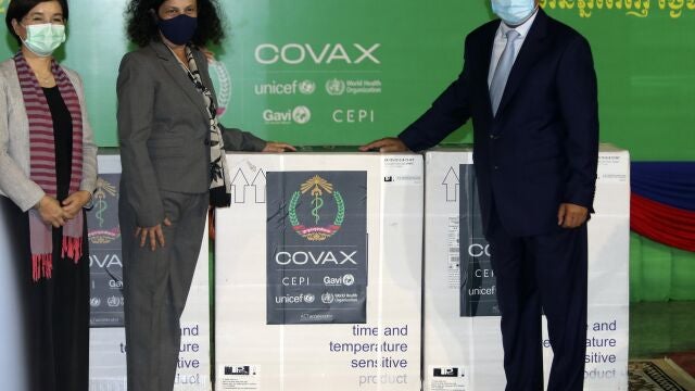 Cambodian Health Minister Mam Bun Heng, right, receives boxes of COVID-19 vaccines from World Health Organization (WHO) representative to Cambodia Dr. Li Ailan, left, Unicef country representative in Cambodia, EU Ambassador Carmen Moreno, center, during a handover ceremony of COVID-19 vaccines from the COVAX Facility at Phnom Penh International Airport, in Phnom Penh, Cambodia, Tuesday, March 2, 2021. More than 300,000 doses of AstraZeneca COVID-19 vaccines from Serum Institute of India on Tuesday arrived Phnom Penh, as part of global COVAX initiative. (AP Photo/Heng Sinith)