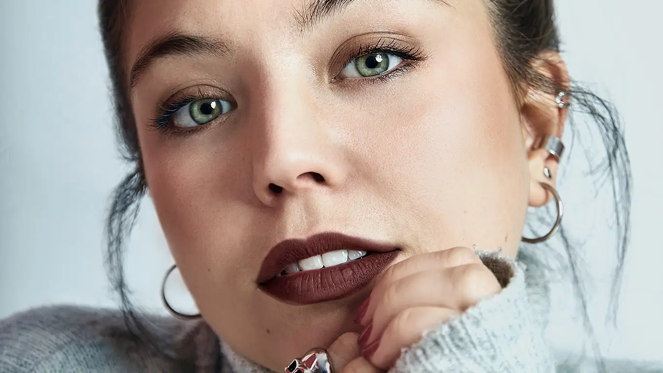 La poeta Ana Lucas (Madrid, 1995), que debuta en el mundo editorial con &quot;Oasis&quot;, un poemario sobre la intimidad / FOTO: MAIZO BARBOSA Y DANIELA ACOSTA