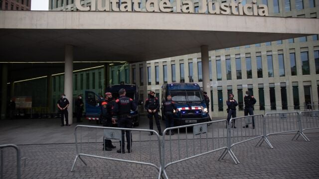 Mossos d'Esquadra ante la Ciutat de la Justícia