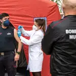 Sanitarios del servicio médico del Ayuntamiento de Murcia han vacunado contra la Covid-19 a 100 bomberos de Murcia, este martes en el cuartel de Infante Juan Manuel.