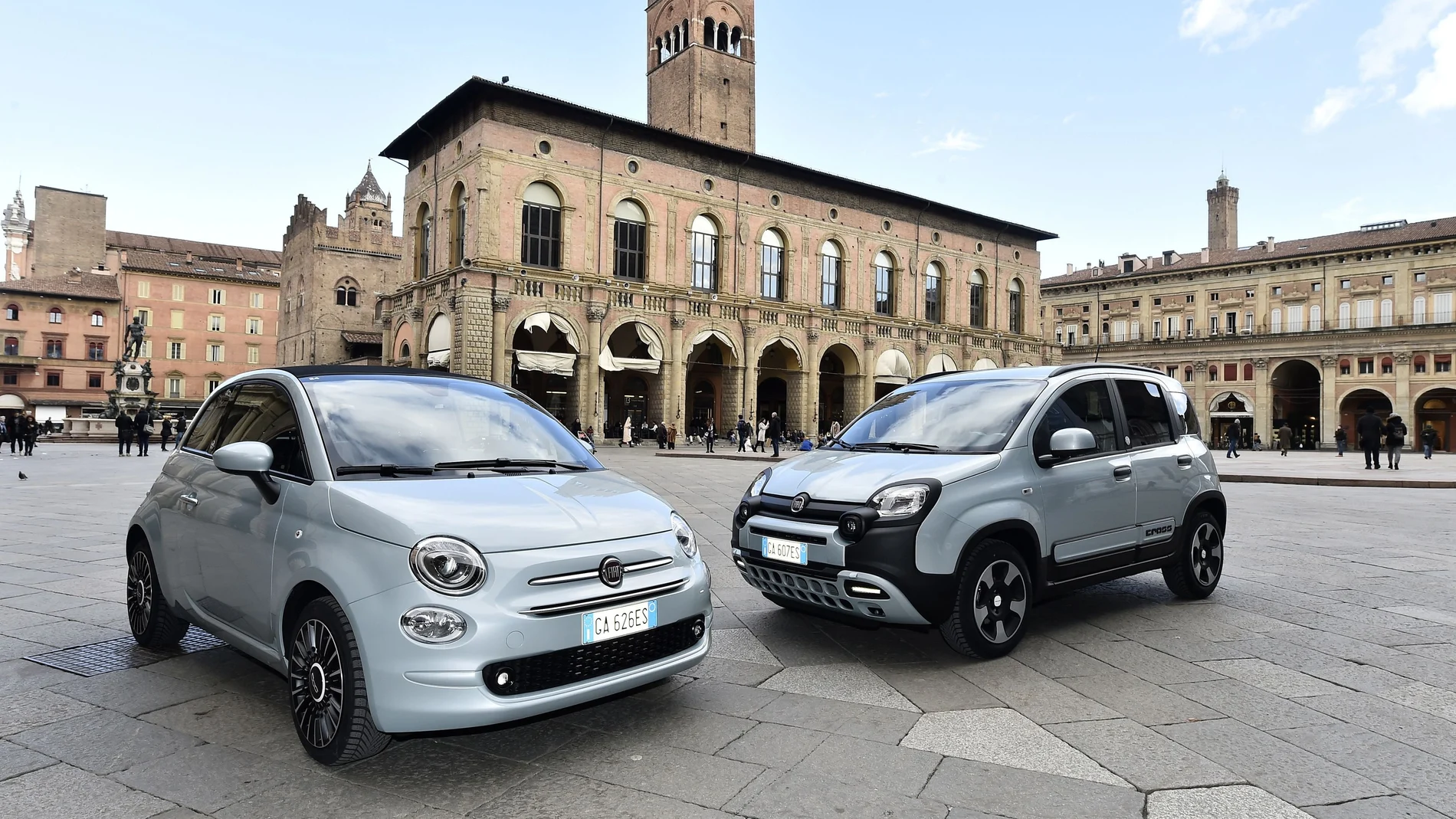 Los modelos Fiat Panda y Fiat 500 en la Plaza de Bolonia