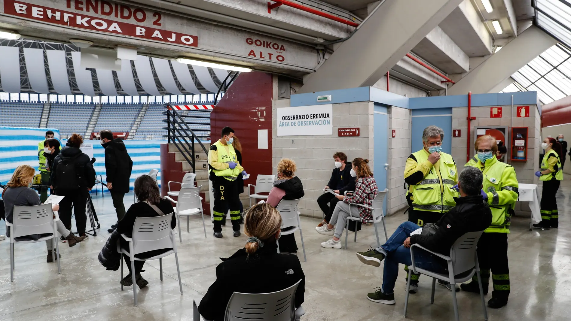 Inicio de la vacunación masiva en la plaza de toros de Illunbe (San Sebastián), donde han comenzado a inocularse vacunas contra la covid-19 a profesionales esenciales y menores de 55 años