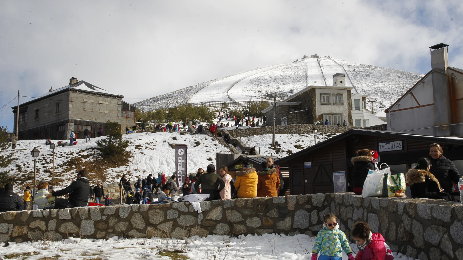 Durante estos días hay colas en la estación de esquí del Puerto de Navacerrada