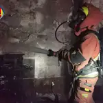 Bomberos trabajando en la extinción del incendio (Imagen de archivo)