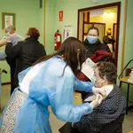 Vacunación contra la Covid-19 a una mujer en el centro de personas mayores de San José, Zaragoza