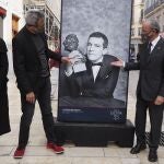 El presidente de la academia de cine, Mariano Barroso (2i), junto al alcalde de Málaga, Francisco de la Torre (2d), la presidenta de la Academia Andaluza, Marta Velasco (i), y la concejal de Cultura, Noelia Losada, en la céntrica calle Larios