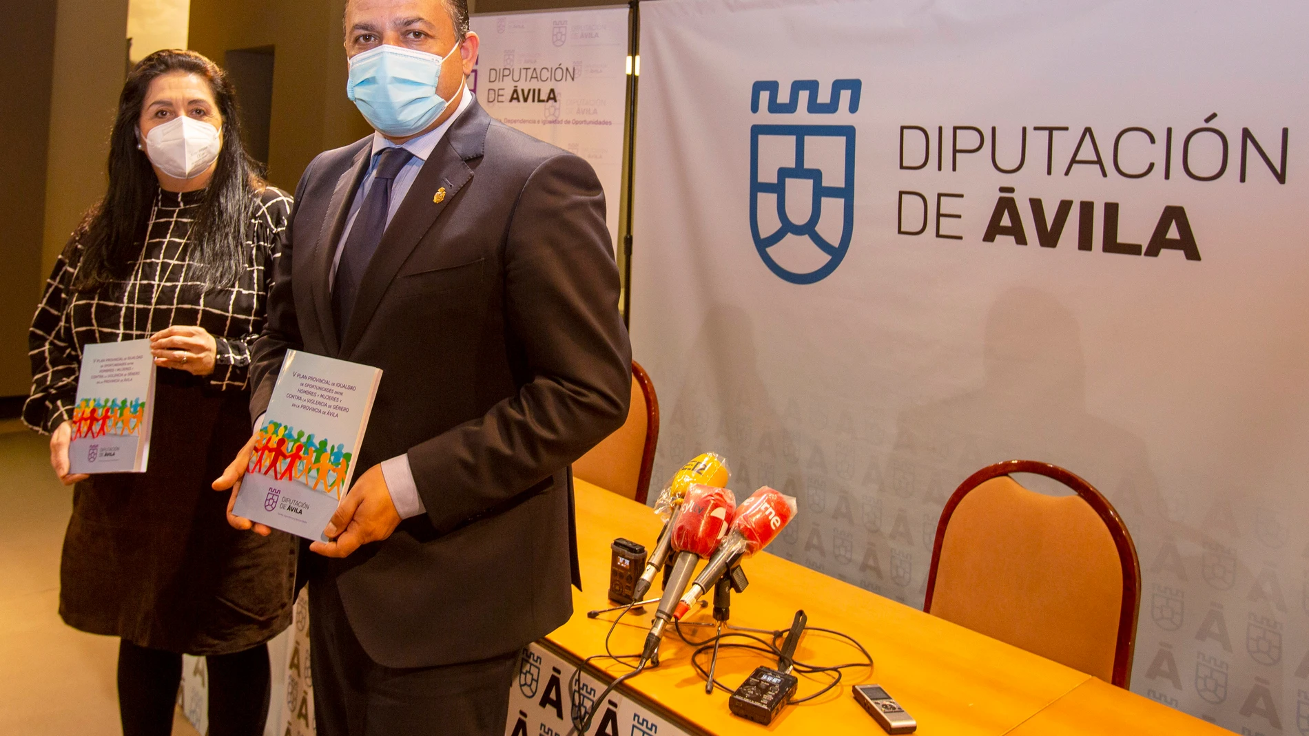 El presidente de la Diputación, Carlos García, presenta el V Plan de Igualdad de Oportunidades entre Hombres y Mujeres y contra la Violencia de Género en la Provincia de Ávila. En la foto, acompañado por la vicepresidenta segunda de la Diputación, Beatriz Díaz Morueco