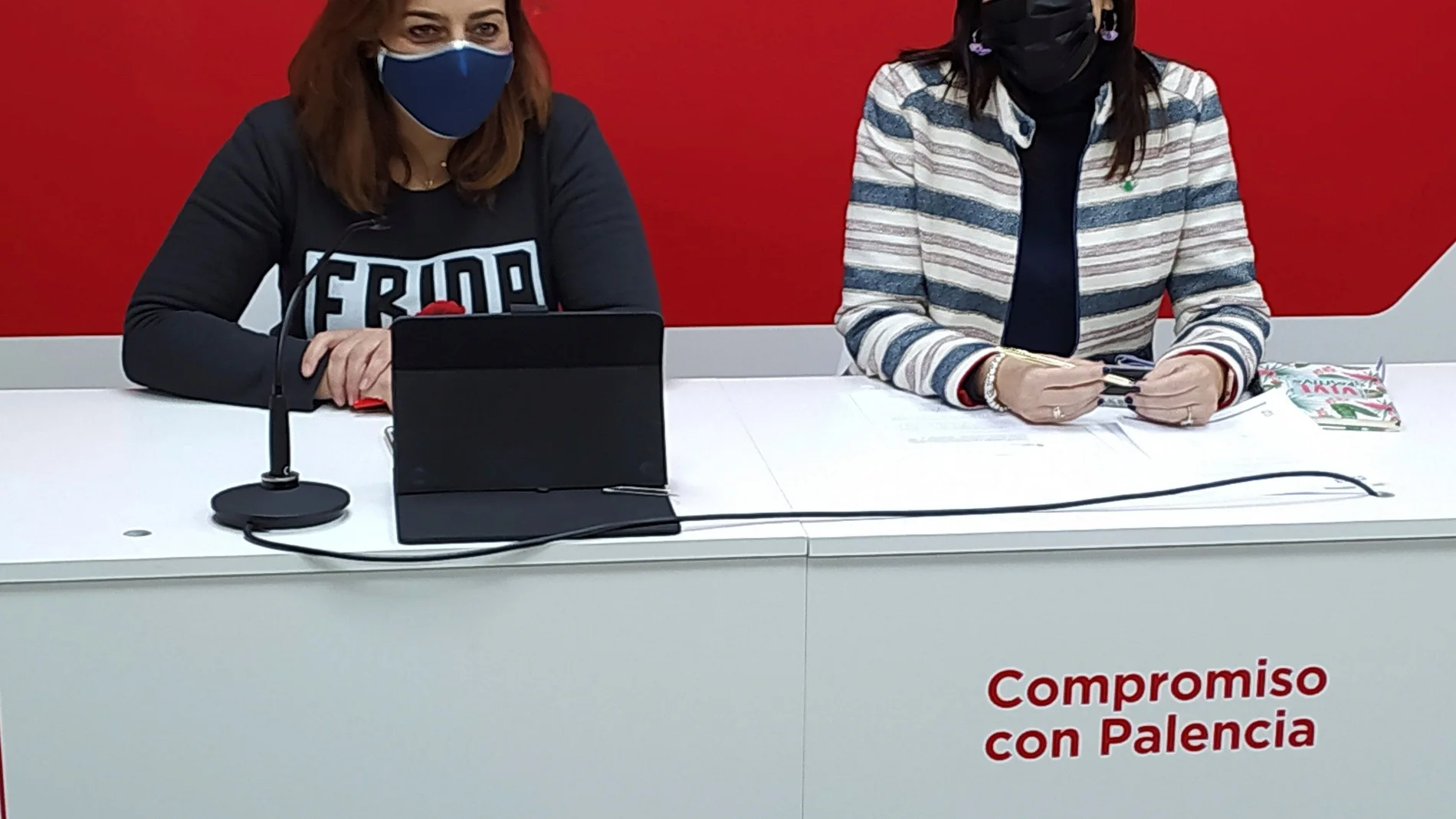 La secretaria de Organización del PSOE de Castilla y León, Ana Sánchez (derecha), y la secretaria general del PSOE de Palencia, Miriam Andrés