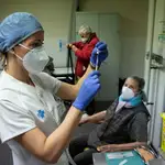 Una enfermera se dispone a inyectar la primera dosis de la vacuna de Pfizer a una persona perteneciente al grupo de vacunación de mayores de 80 años en el CAP d&#39;Horta de Barcelona.