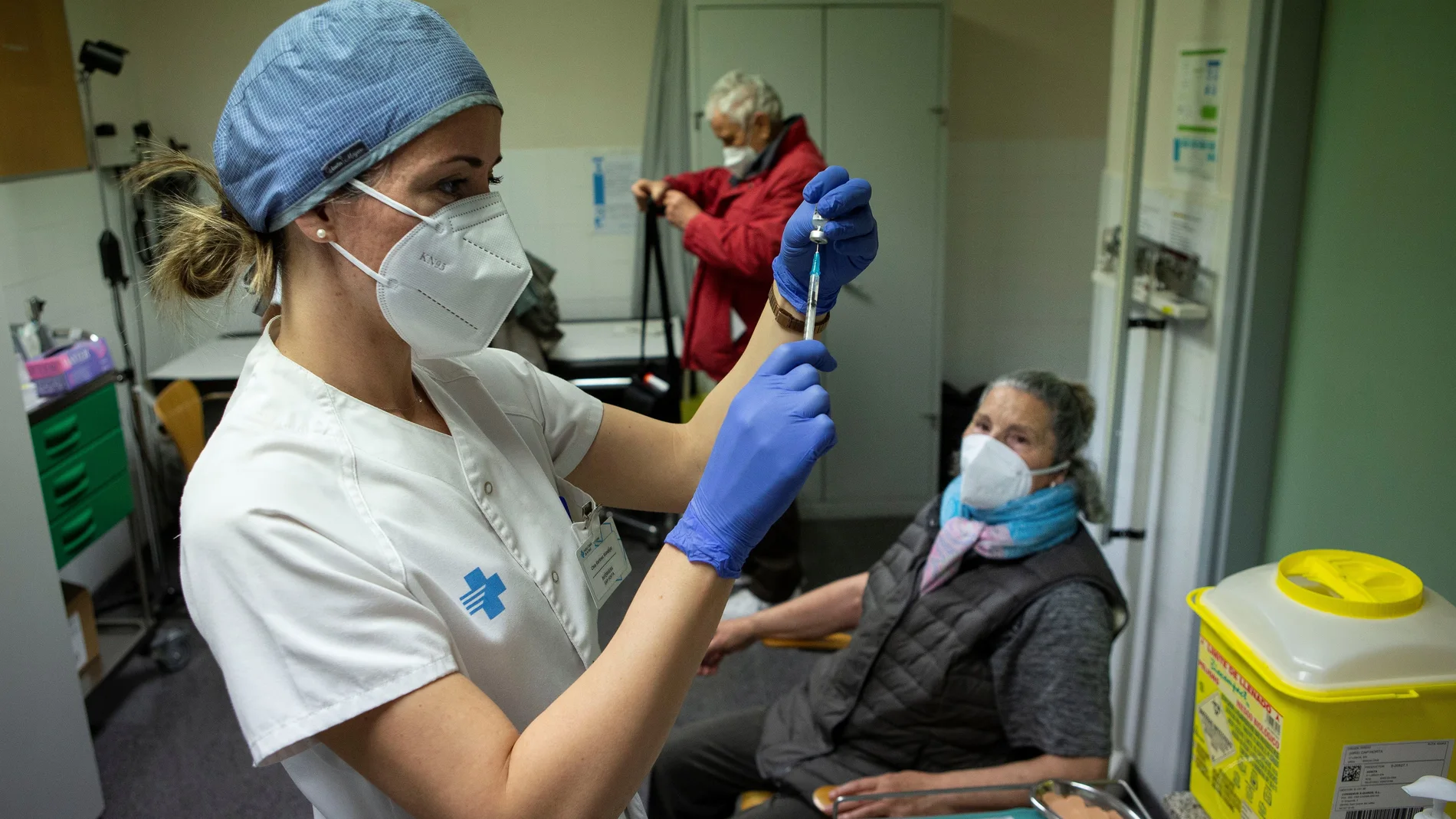 Una enfermera se dispone a inyectar la primera dosis de la vacuna de Pfizer a una persona perteneciente al grupo de vacunación de mayores de 80 años en el CAP d'Horta de Barcelona.