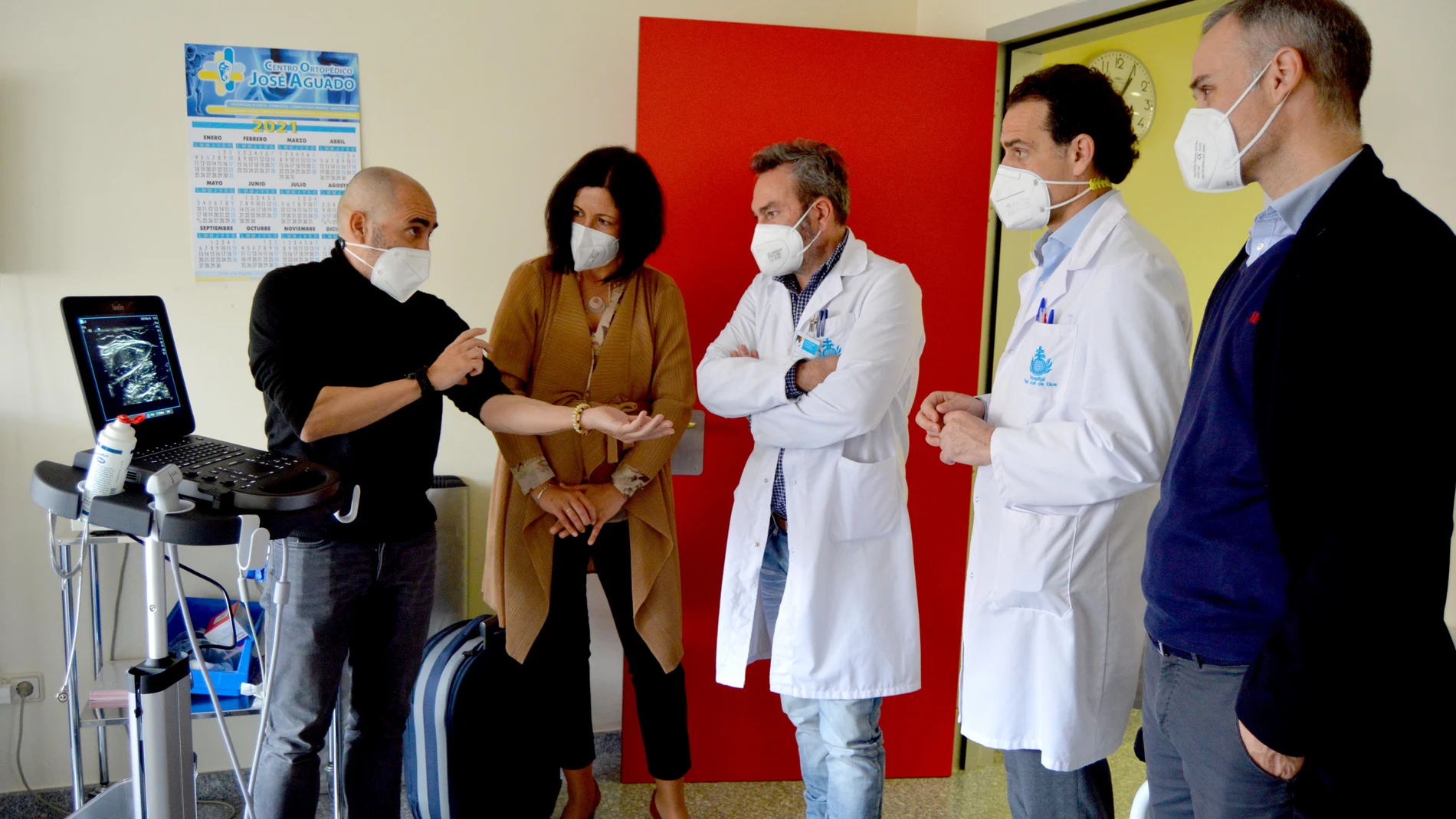 Tres médicos del Hospital San Juan de Dios de León del grupo de investigación IdiHealth trabajan en el desarrollo de una aplicación que permitirá monitorizar al paciente con fractura de cadera una vez dado de alta