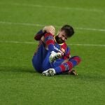 Piqué, tirado en el suelo, se queja de su lesión
