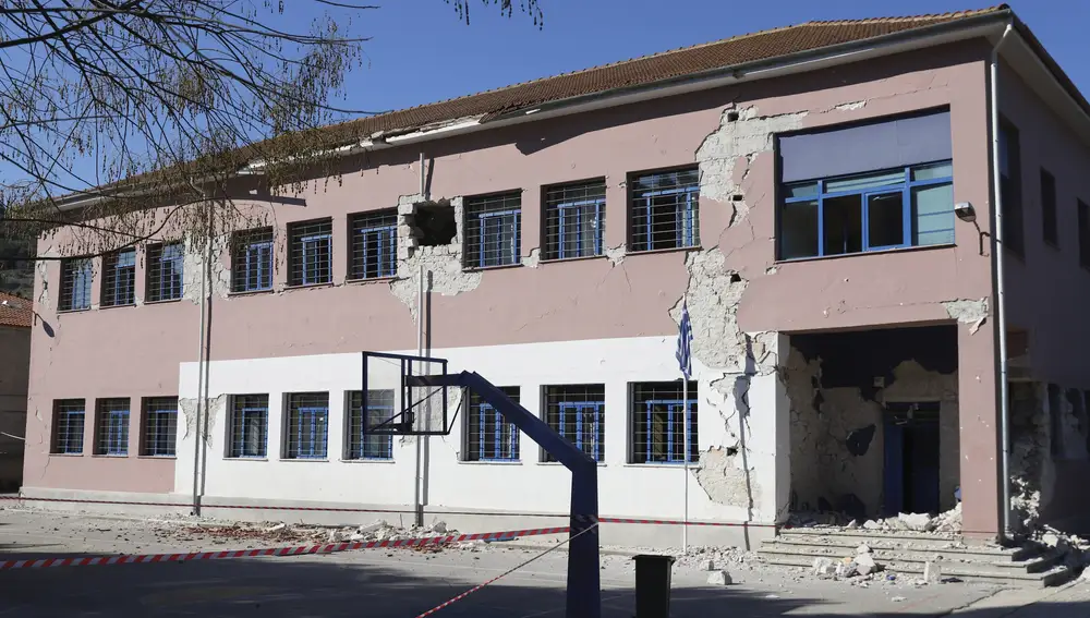 Un colegio de primaria ha sido fuertemente dañado por el terrmeto en el pueblo de Mesochori, en el centro de Grecia