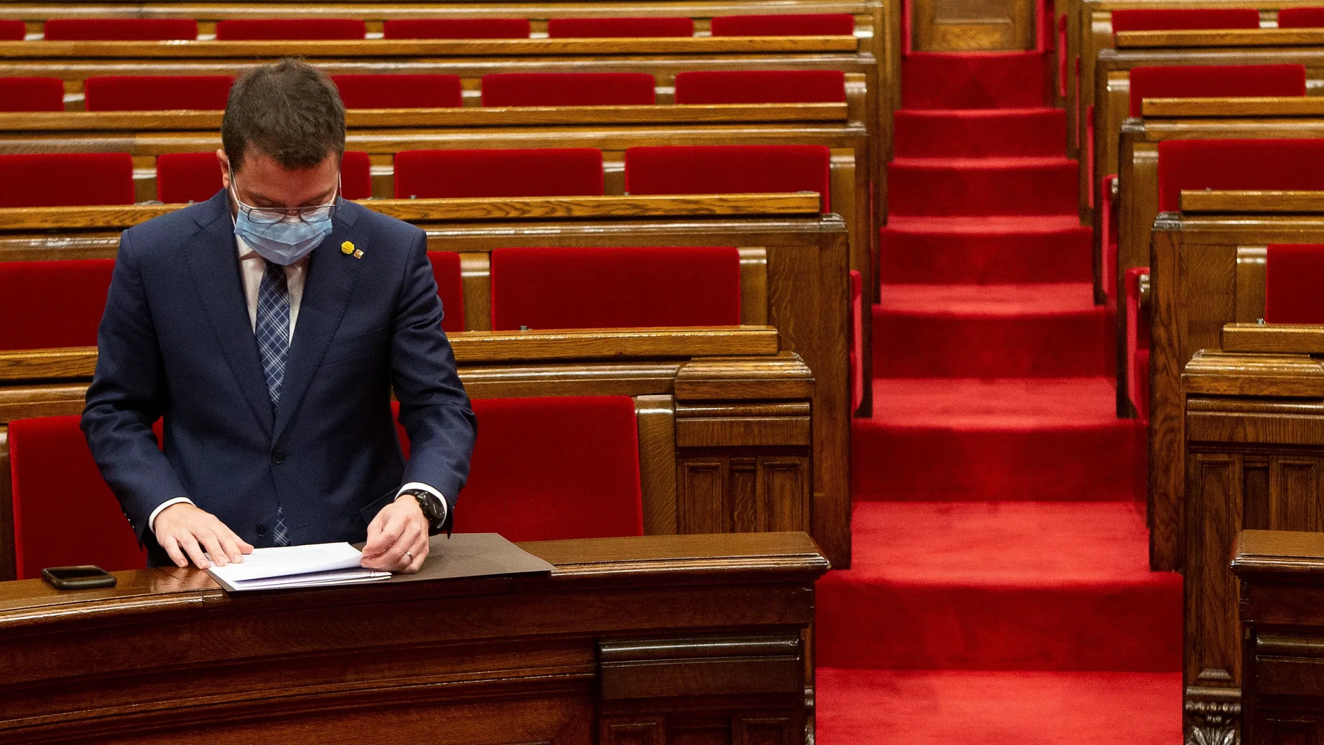 El vicepresidente del Govern en funciones, Pere Aragonès, en su escaño al comienzo de la reunión de la Diputación Permanente del Parlament