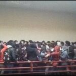 Segundos antes del desprendimiento de la barandilla por la que cayeron varios estudiantes en Bolivia