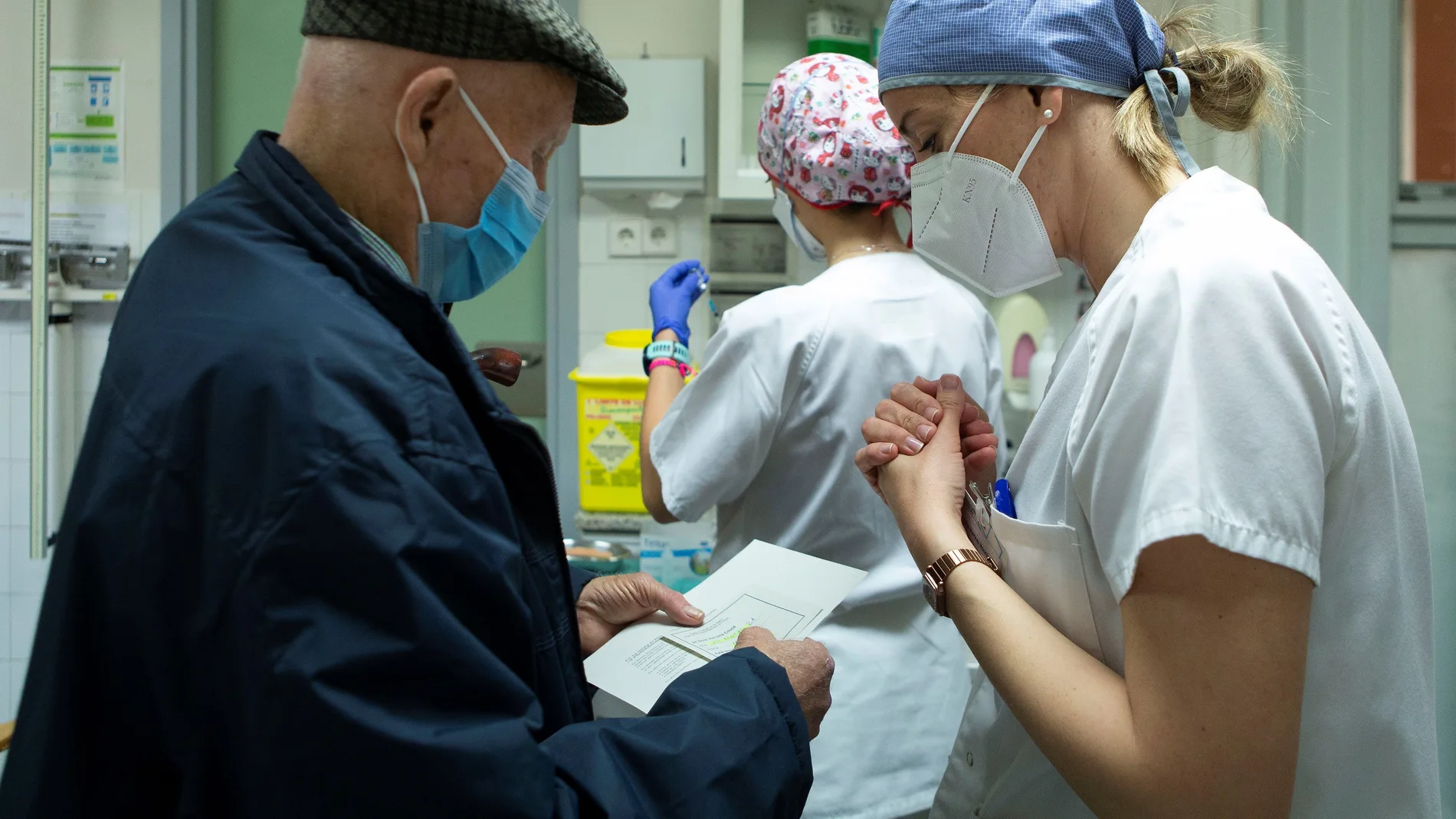 Una enfermera atiende a un hombre perteneciente al grupo de vacunación de mayores de 80 años en el CAP d'Horta de Barcelona