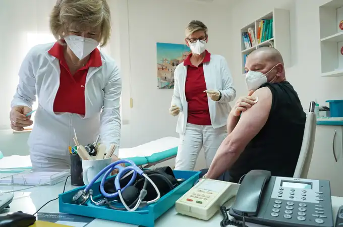 Alemania estudia, tras 9 muertes, inmunizar con AstraZeneca solo a las personas de más de 60 años