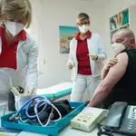 Personal sanitario inmuniza a un compañero en Brandeburgo (Alemania)