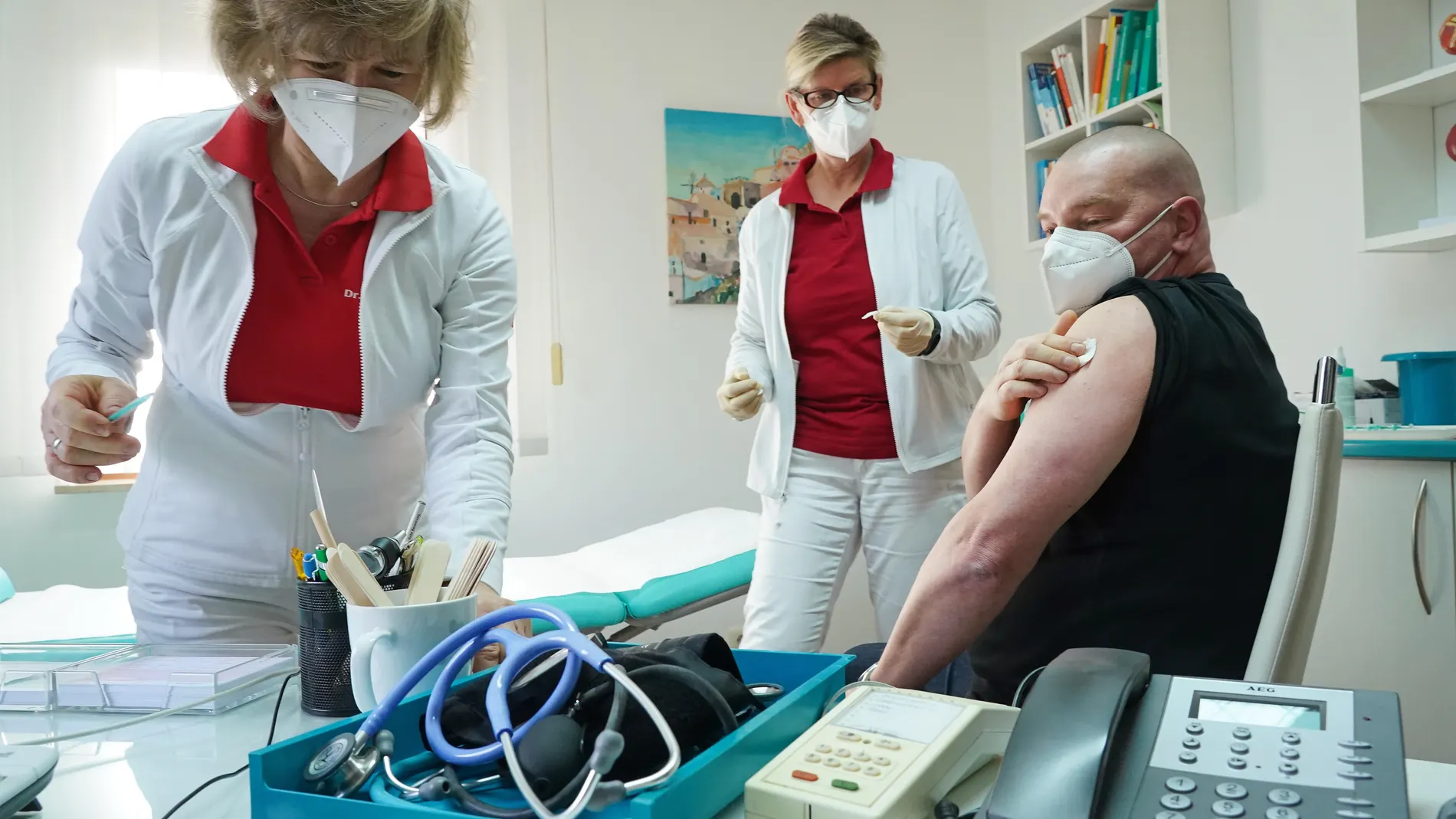 Personal sanitario inmuniza a un compañero en Brandeburgo (Alemania)