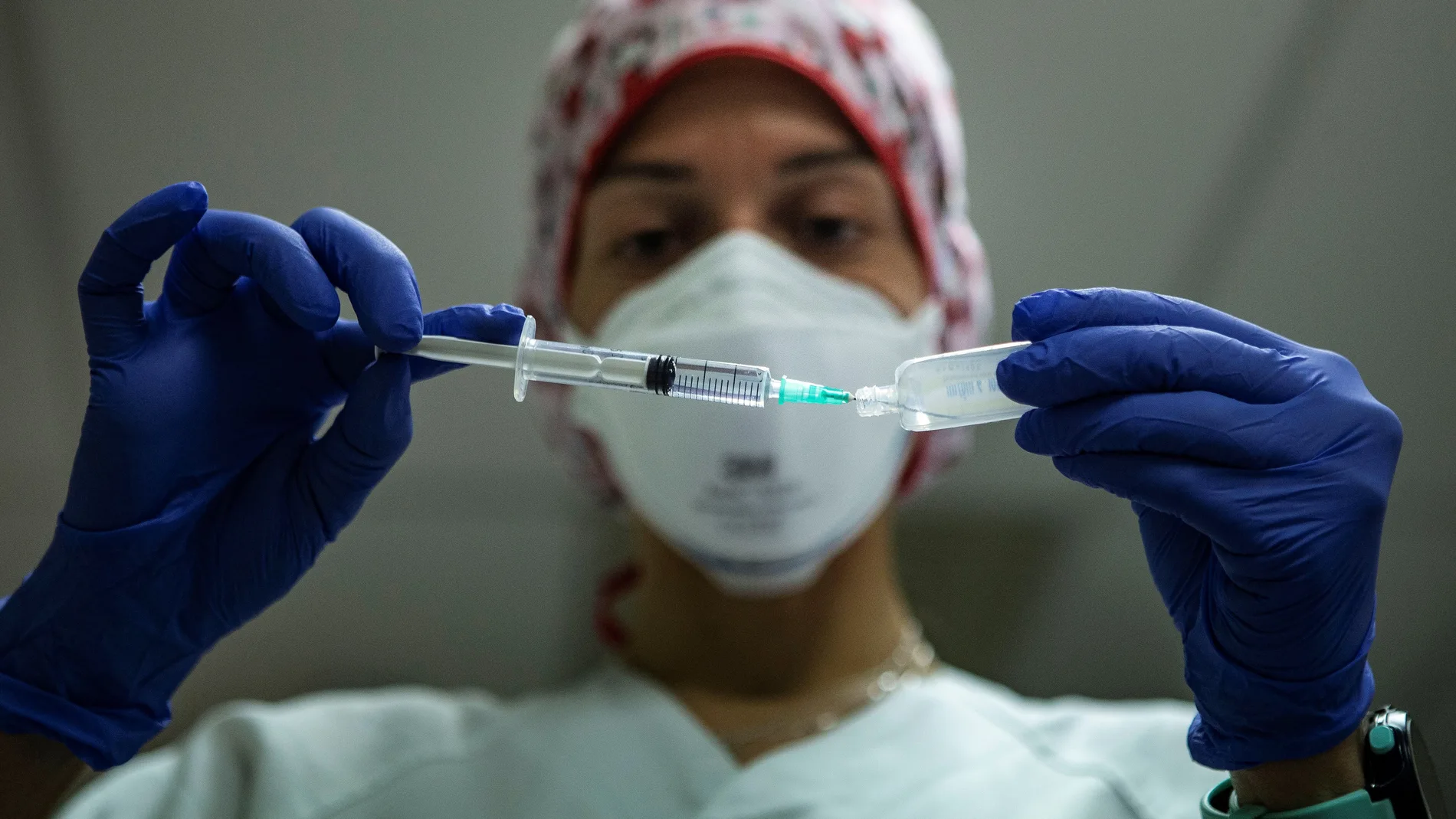 Una enfermera se dispone a inyectar la primera dosis de la vacuna de Pfizer a una persona perteneciente al grupo de vacunación de mayores de 80 años en el CAP d'Horta de Barcelona.