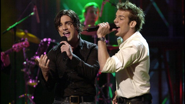 LOS CANTANTES DAVID BUSTAMANTE Y ALEX CASADEMUNT DURANTE EL PROGRAMA " OPERACION TRIUNFO " CON MOTIVO DEL FESTIVAL DE EUROVISION 2003BCN/©KORPA24/05/03BARCELONA