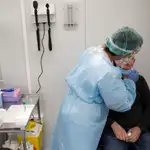 Una profesional sanitaria realiza una prueba de detección de la covid-19