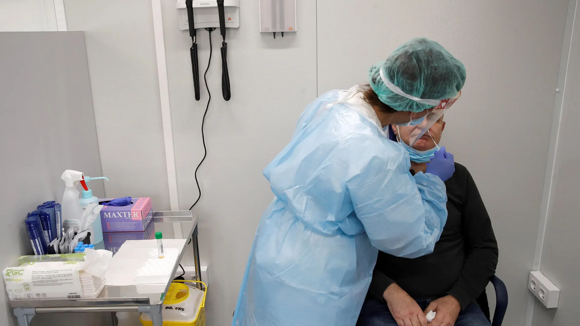Una profesional sanitaria realiza una prueba de detección de la covid-19
