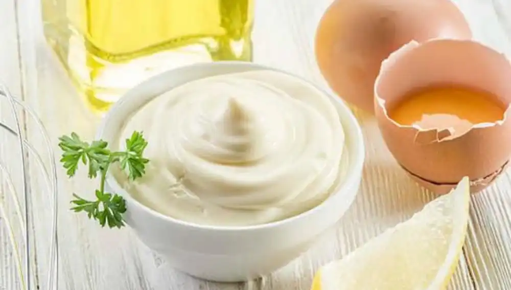 Imagen de una salsa mayonesa junto a sus ingredientes