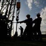 Trabajadores petroleros en un campo de Venezuela