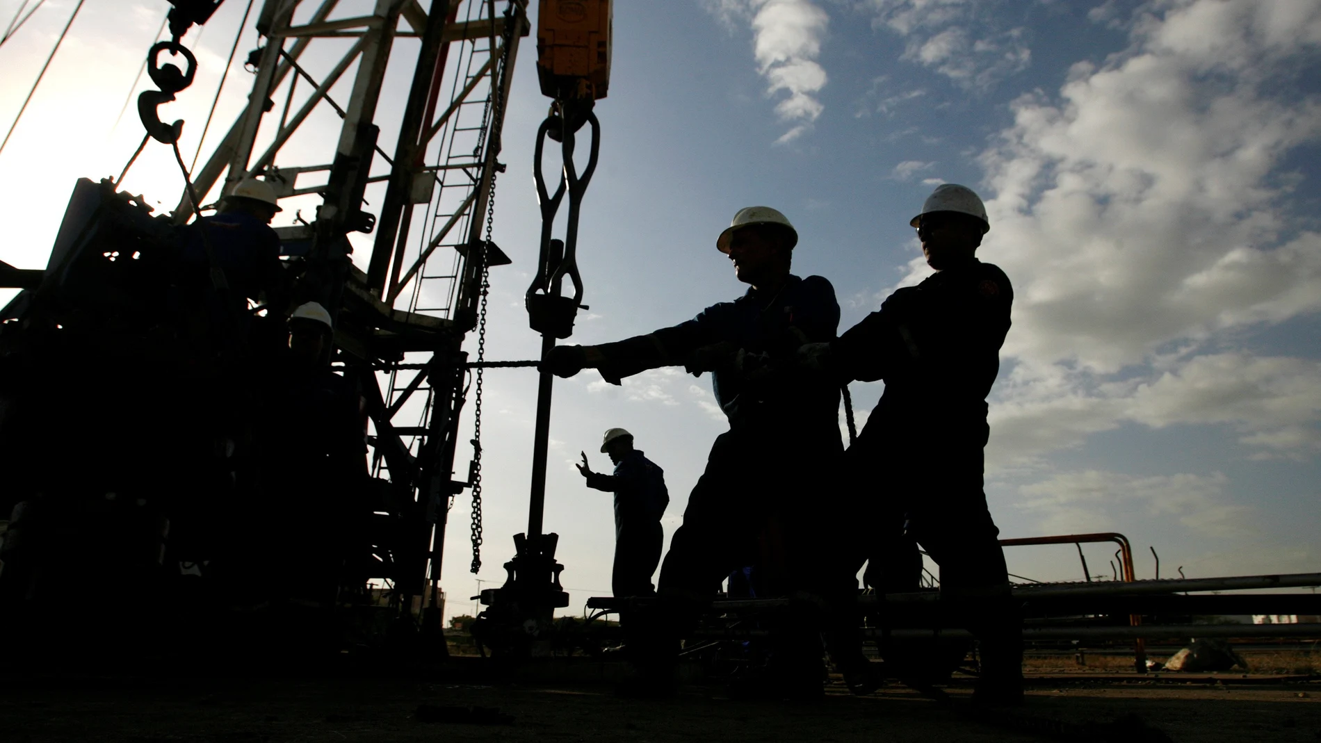 Trabajadores petroleros en un campo de Venezuela