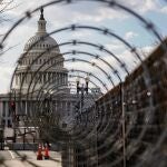 El Capitolio de EE UU visto a través de un alambre de púas después de que la policía advirtiera que un grupo de milicias podría intentar atacar el Congreso