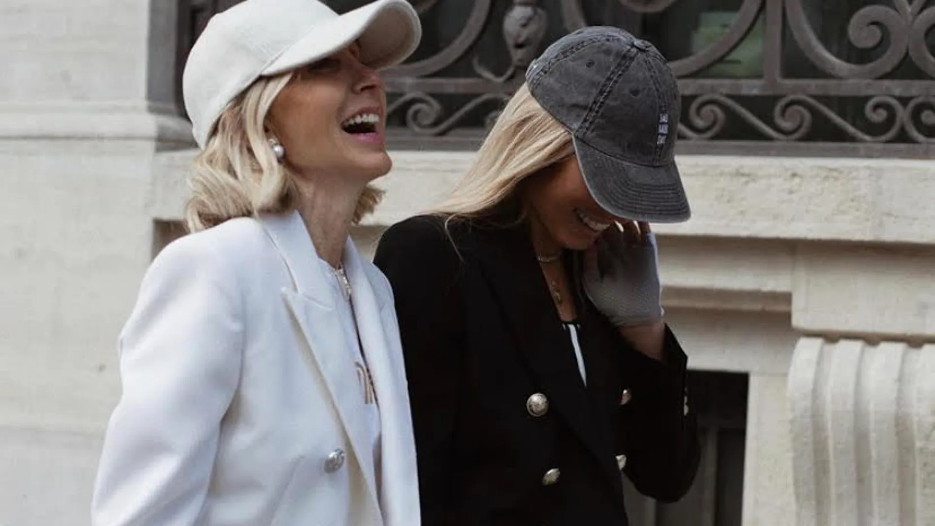 Carla Hinojosa y su madre, Susi Rejano, con looks perfectos con gorra por las calles de Madrid.