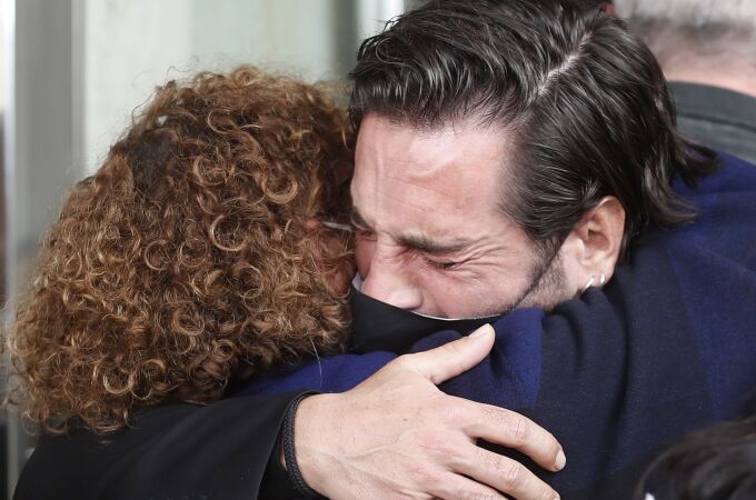 La madre del cantante Alex Casademunt, Rosa González, se abraza emocionada al cantante David Bustamenate