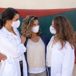 Las investigadoras Carina Masferrer y Alejandra Cano junto a la paciente Eva Cuyàs