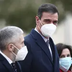 El ministro del Interior Fernando Grande-Marlaska; el presidente del Gobierno, Pedro Sánchez, y la ministra de Defensa, Margarita Robles, durante un acto de destrucción simbólica de casi 1.400 armas