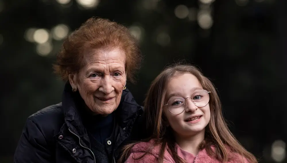 Gloria González (92 años) junto a su bisnieta Daniela García (8 años)