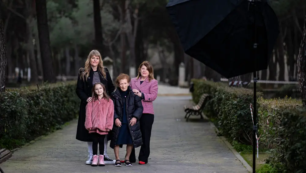 Las cuatro generaciones de mujeres de la misma familia, durante la sesión de fotos para LA RAZÓN