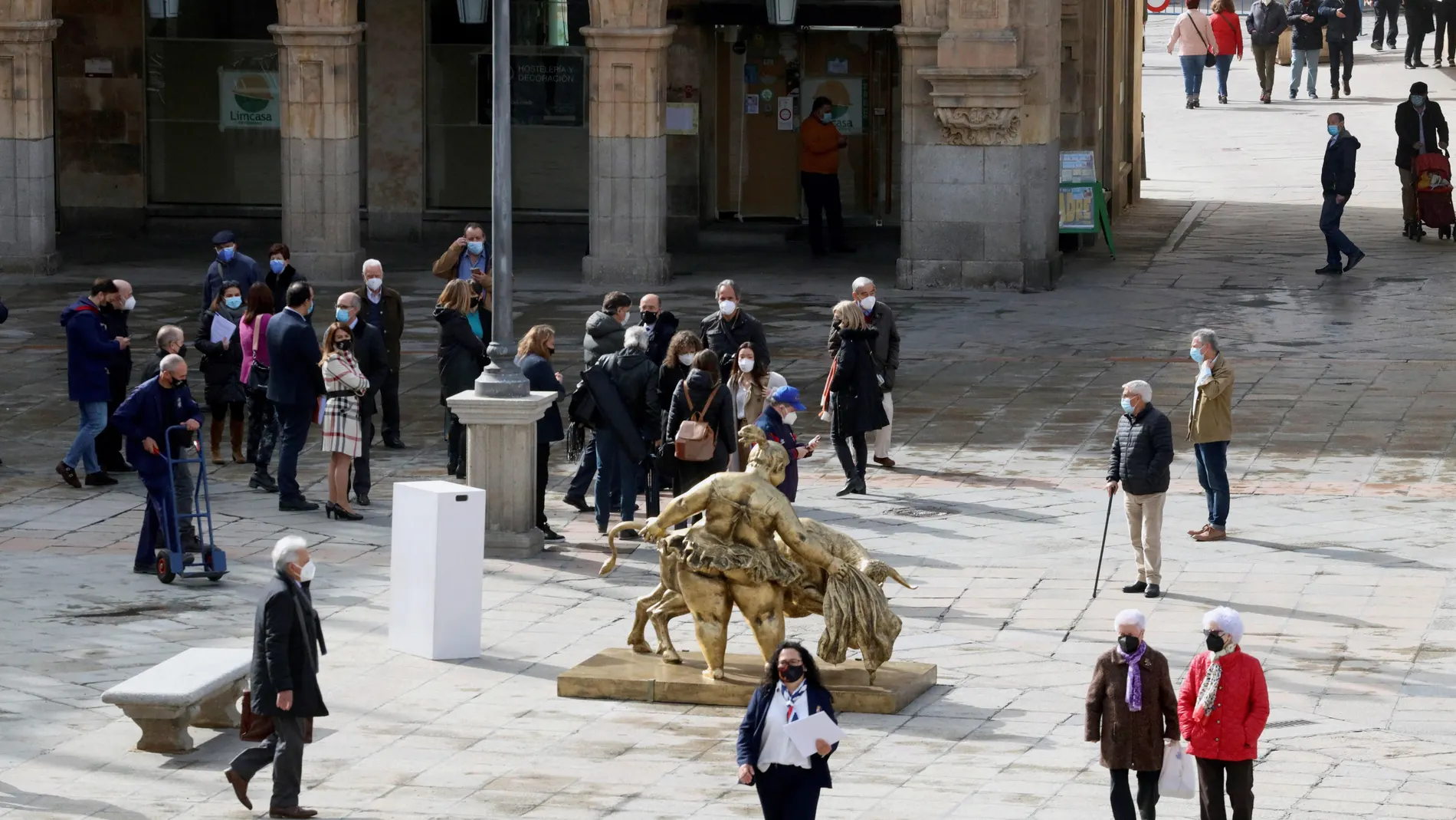 Vista de la obra “Verónica, pase de amor”, de la exposición de esculturas del artista chino Xu Hongfei, que se podrán ver en diferentes espacios de Salamanca hasta el 4 de abril